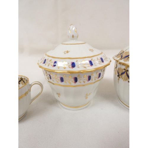 29 - New Hall sugar box and cover with reeded moulding, pattern 124 in dark blue and gilt, 15cm high, c.1... 