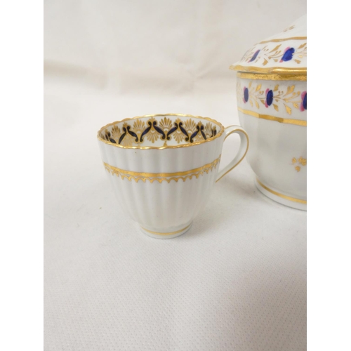 29 - New Hall sugar box and cover with reeded moulding, pattern 124 in dark blue and gilt, 15cm high, c.1... 