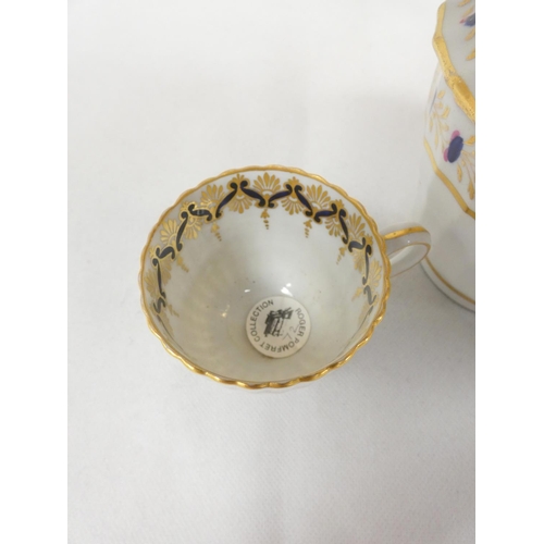 29 - New Hall sugar box and cover with reeded moulding, pattern 124 in dark blue and gilt, 15cm high, c.1... 