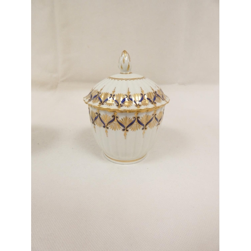 29 - New Hall sugar box and cover with reeded moulding, pattern 124 in dark blue and gilt, 15cm high, c.1... 