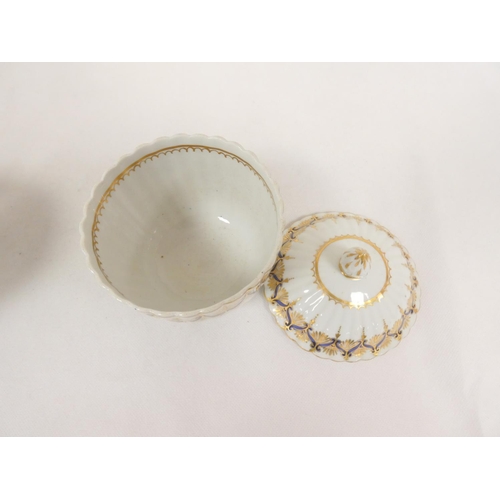 29 - New Hall sugar box and cover with reeded moulding, pattern 124 in dark blue and gilt, 15cm high, c.1... 