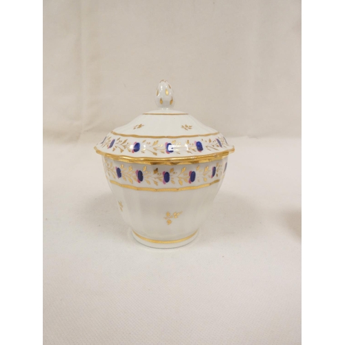 29 - New Hall sugar box and cover with reeded moulding, pattern 124 in dark blue and gilt, 15cm high, c.1... 