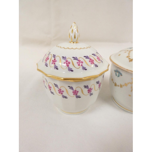 30 - New Hall sugar box and cover of faceted form, pine cone finial, pattern 90 in puce, purple and gilt,... 