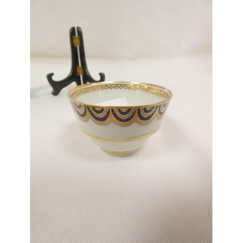 45 - Rare New Hall low handled teabowl, clip handle, gilt 