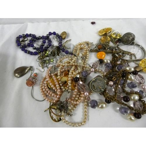 100 - Bag of vintage costume jewellery.