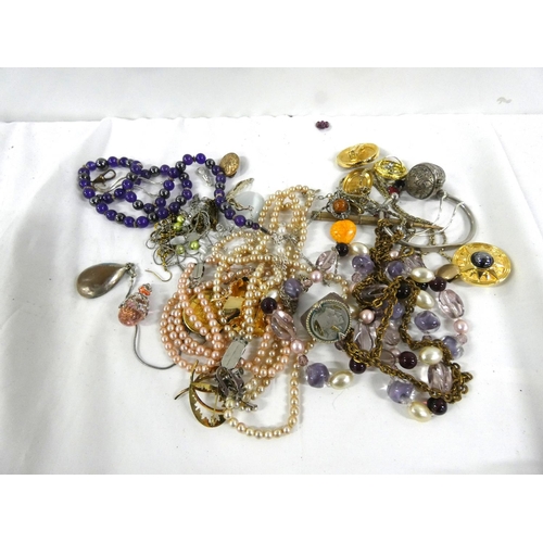 100 - Bag of vintage costume jewellery.