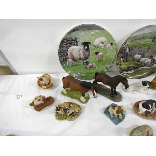 63 - Three Border Fine Arts plates and twenty one Border Fine Arts animal figures to include dogs, cats, ... 