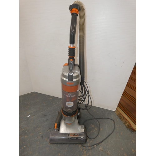 184 - Vax Air Stretch vacuum cleaner.
