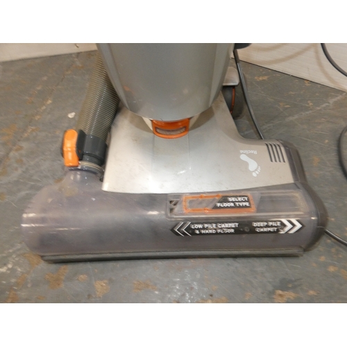 184 - Vax Air Stretch vacuum cleaner.