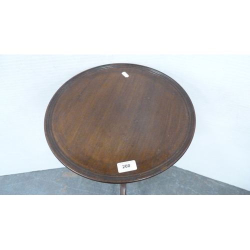 200 - Antique mahogany pedestal table with saucer top.