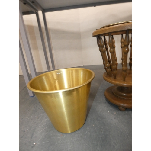 85 - Victorian-style jardinière with gilt insert.