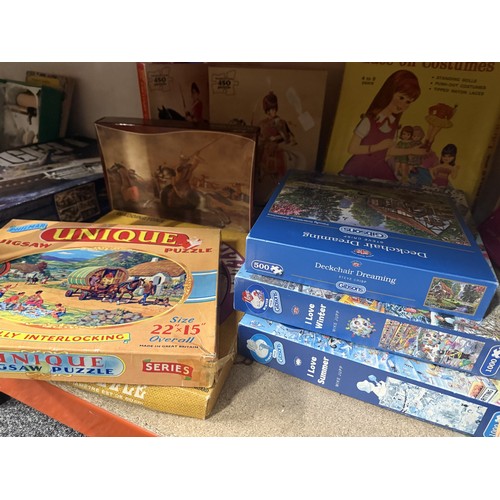 229 - Jigsaws to include vintage royal commemorative jigsaws, Gibsons jigsaws, etc. along with vintage boa... 