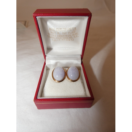 237 - Pair of 14kt gold and lavender jade earrings, with guarantee certificate, 6.5g gross.