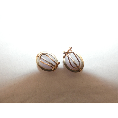 237 - Pair of 14kt gold and lavender jade earrings, with guarantee certificate, 6.5g gross.