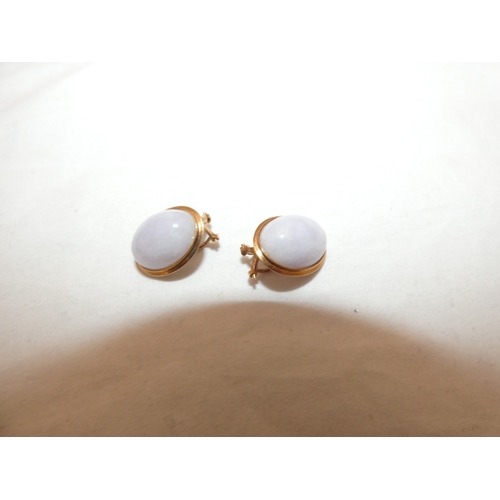 237 - Pair of 14kt gold and lavender jade earrings, with guarantee certificate, 6.5g gross.