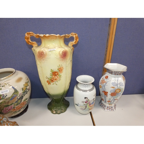 249 - Group of ceramics to include a Doulton stoneware teapot, modern Japanese ginger jar, modern Chinese ... 