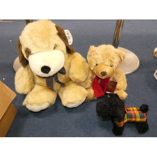 274 - Carton containing soft toys and teddy bears, mainly modern examples.