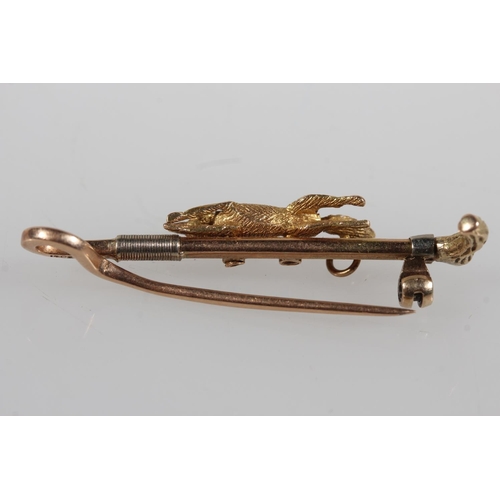 14ct gold bar brooch in the form of a riding crop with applied fox ...