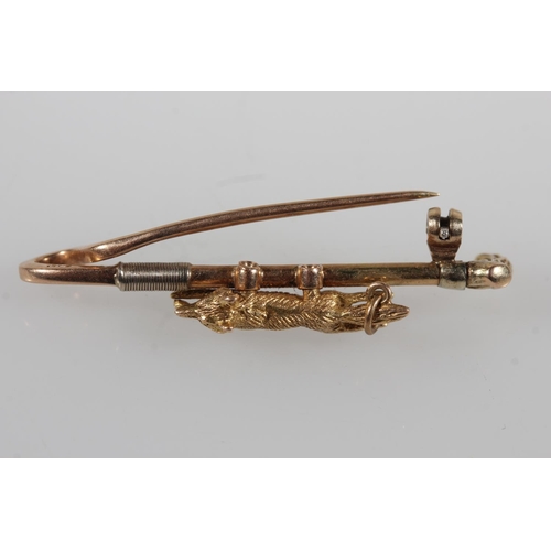 14ct gold bar brooch in the form of a riding crop with applied fox ...