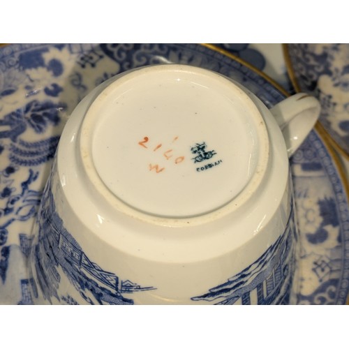 205 - Copeland 2140 Willow pattern blue and white pottery samovar on lazy susan stand, 45cm diameter, and ... 