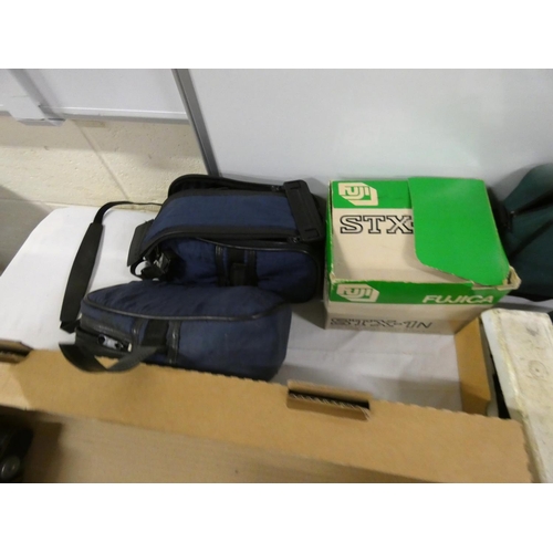 246 - Collection of vintage cameras to include Cannon, Scope etc.