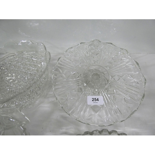 254 - Large collection of vintage glassware to include bowls, vases etc.