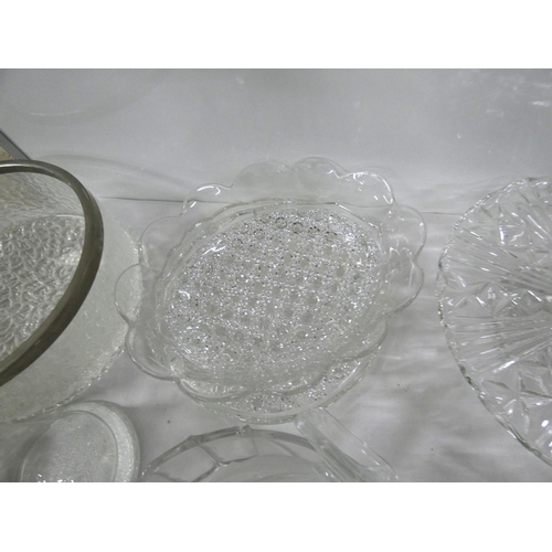 254 - Large collection of vintage glassware to include bowls, vases etc.