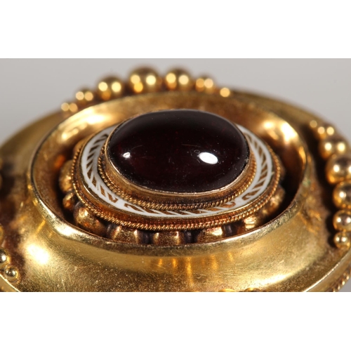 481 - Antique gold cabochon set brooch.&nbsp;