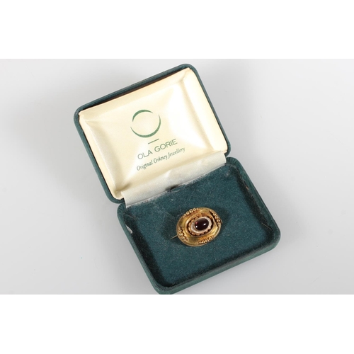 481 - Antique gold cabochon set brooch.&nbsp;
