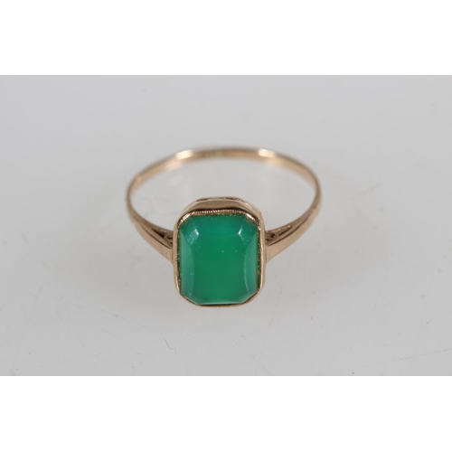 484 - 9ct yellow gold green stone set ladies dress ring, 1.1g.