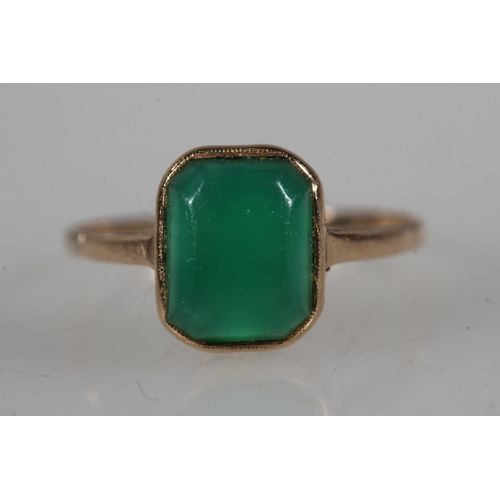 484 - 9ct yellow gold green stone set ladies dress ring, 1.1g.