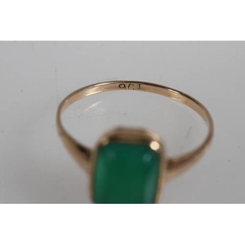 484 - 9ct yellow gold green stone set ladies dress ring, 1.1g.