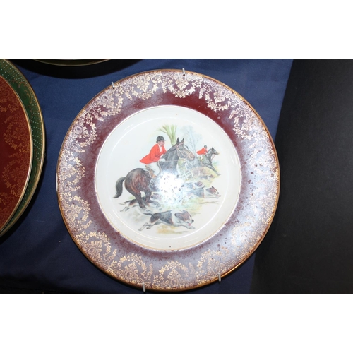 46 - Pair of English porcelain dishes decorated with fox hunting scene vignettes against a green ground, ... 