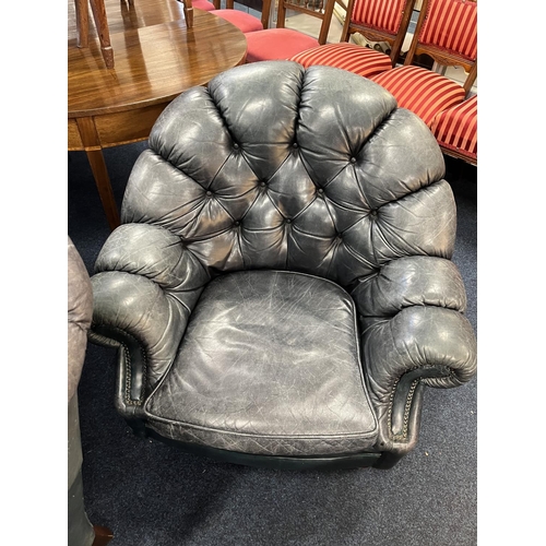 550 - Chesterfield style green leather suite comprising sofa, two armchairs, a tub chair and two footstool... 