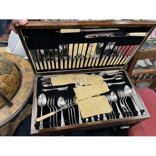 555 - Art Deco silver-plated canteen of cutlery.