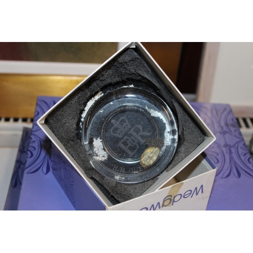 108 - Royal Doulton Nasturtium charger, and Wedgwood pieces.