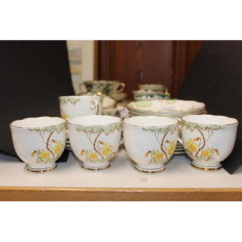 112 - Masons Chartreuse part teaset, a Roslyn China part teaset, etc.