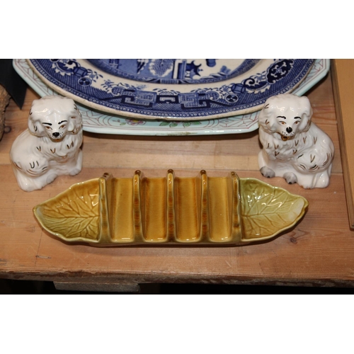 216 - John Wayne collectors' plates, two Charles Rennie Mackintosh style mantel clocks, a set of three cer... 