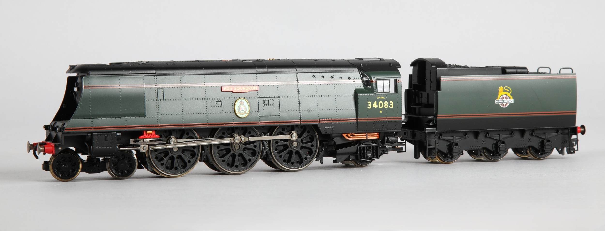 Hornby 00 Gauge locomotive R2388 BR 4-6-2 Battle of Britain Class '605 ...