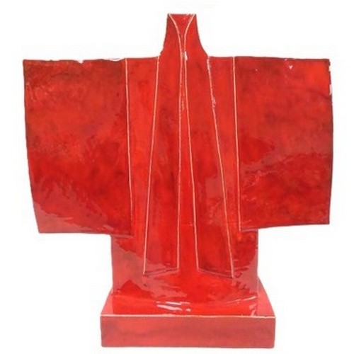 Peter Moss (1940-2024). A sang-de-boeuf ceramic sculpture, modelled as a kimono, and raised on a rectangular base. The underside inscribed P. Moss. Peter Moss was an exceptional ceramist, based in Lincoln, and was a past President of The Lincolnshire Artists' Society. Height 50cm, Width 46.2cm.