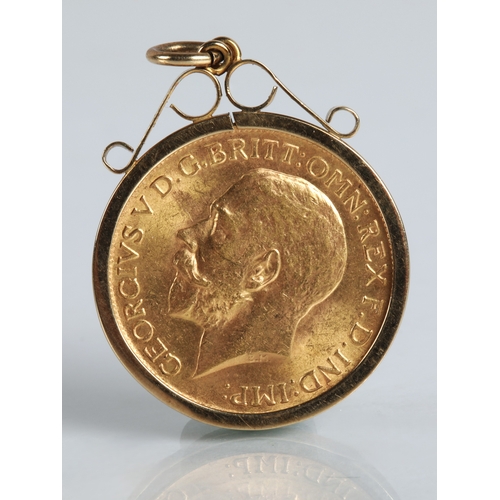 39 - George V 1914 sovereign in 9ct gold mount, gross weight 9.4g