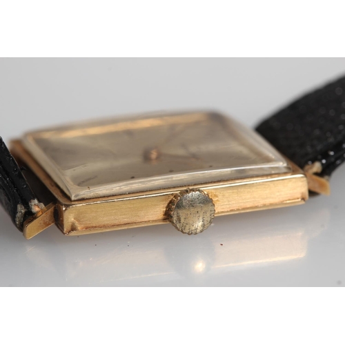 199 - 18ct yellow gents square faced wristwatch, the champagne coloured dial with baton marker chapter rin... 