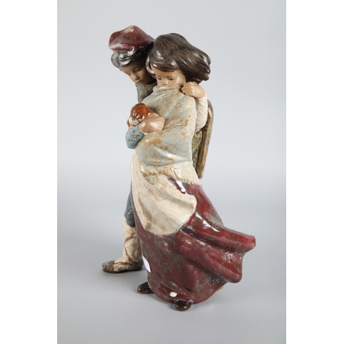 4 - Lladro couple figure 'Facing the Wind' 1279 , 35cm h.