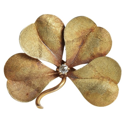 Yellow metal four leaf clover brooch set with a diamond, 4.5g