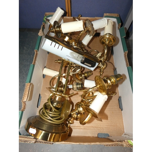33 - Assorted wall sconces, and a banker's-style lamp....