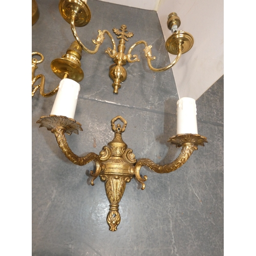 33 - Assorted wall sconces, and a banker's-style lamp....