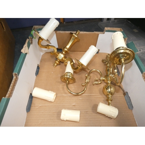 33 - Assorted wall sconces, and a banker's-style lamp....