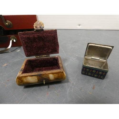 76 - Modern boxed Chinese export chess pieces in red and white resin, depicting various immortals and oth... 