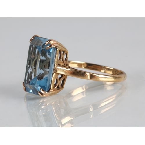 76 - 9ct gold aquamarine dress ring, ring size M, 4g