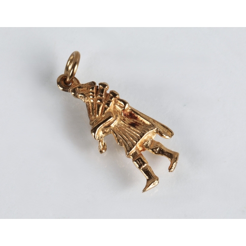 84 - 9ct gold bagpiper charm, 2.3g